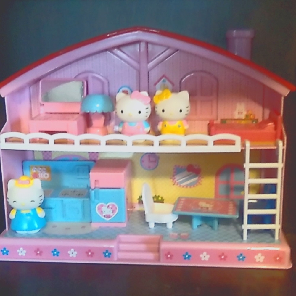 Hello kitty mini house